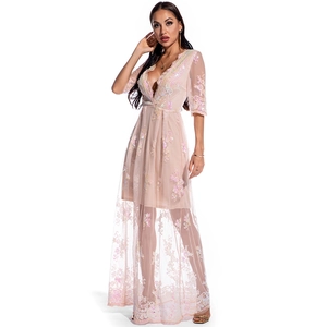 Détail de broderie florale et sequins brillants sur la robe de soirée rose