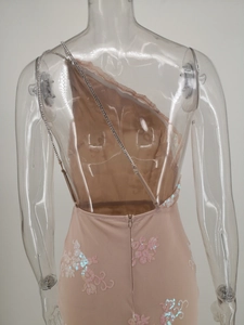 Detail der Paillettenstickerei und Strass-Träger am Rücken des rosa Abendkleids