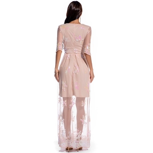 Vue détaillée du dos en tulle avec broderies de paillettes et fermeture éclair de la robe