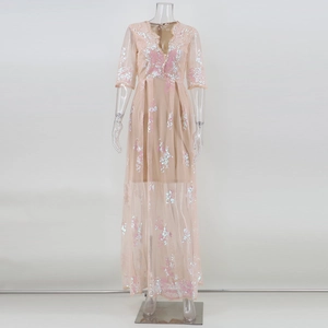 Vue détaillée du col en V et de la broderie de paillettes sur la robe en tulle
