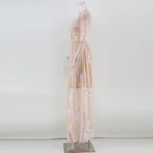 Détail de la robe en maille abricot avec sequins et broderies florales