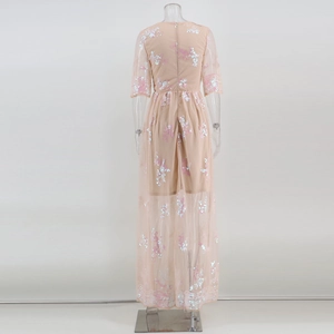 Détail d'une robe de soirée avec sequins floraux et tulle sur le dos ouvert