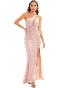 Détail de la robe de soirée à paillettes avec découpe en maille et épaule asymétrique