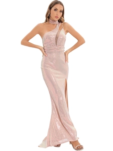 Détail de la robe de soirée à paillettes or rose avec épaule unique et découpe en résille