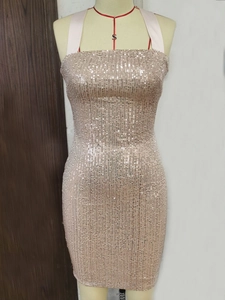 Vue détaillée du tissu à paillettes champagne doré sur une robe de cocktail moulante