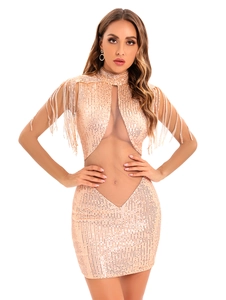 Détail de la robe à paillettes or rose avec franges aux épaules et découpes en mesh