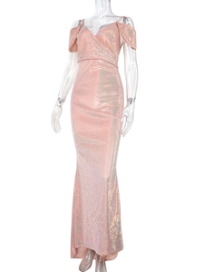 Detailansicht des rosa Pailletten-Abendkleids in Pink mit V-Ausschnitt und Meerjungfrau-Stil