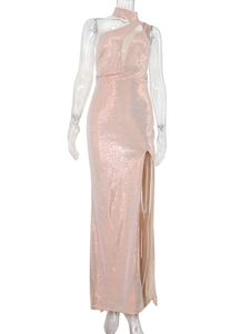 Détail de robe de soirée à paillettes champagne avec licou et fente latérale haute