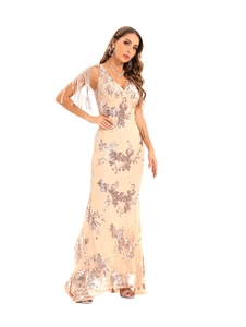 Détail de la robe de soirée champagne avec paillettes or rose et détails à franges