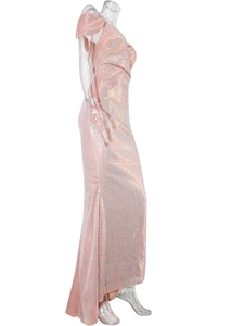 Detail des Pailletten-Abendkleids mit Off-Shoulder-Ausschnitt und hohem Seitenschlitz