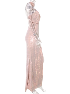 Vue latérale détaillée d'une robe de soirée longue à paillettes roses avec licou