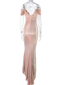 Detail eines rückenfreien Pailletten-Meerjungfrauenkleides in Roségold mit tiefem V-Rücken