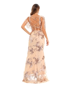 Détails des brides croisées au dos et des paillettes or rose sur la robe de soirée
