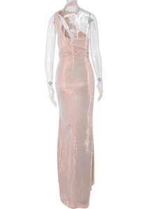Détail du dos de la robe de soirée à paillettes avec licou et fermeture éclair invisible
