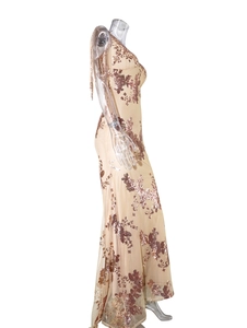 Détail de la robe de soirée champagne avec broderies florales en paillettes or rose