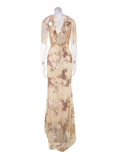 Détail d'une robe verte dos nu à paillettes avec broderie florale élégante or rose