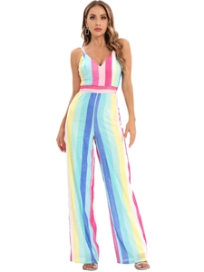 Dettaglio di strisce verticali colorate con texture di paillettes su tuta da donna con scollo a V