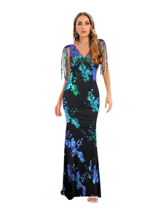 Détail d'une robe de soirée à paillettes avec franges aux épaules et motifs floraux