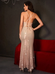 Détails des bretelles croisées et des paillettes sur une robe de soirée dos nu