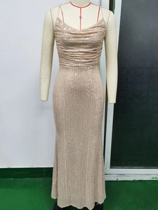 Détail de la robe à paillettes champagne montrant la texture et la coupe sirène ajustée