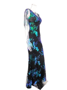 Détail du motif floral pailleté et des franges sur une robe de soirée noire