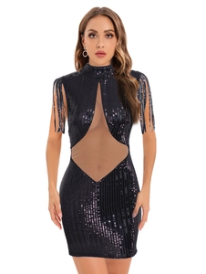Détail de la robe à paillettes avec découpes en mesh et franges longues aux épaules