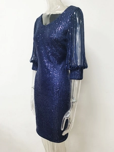 Vue détaillée de la robe à paillettes bleues avec col en V et manches lanternes chic