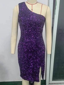 Détail de paillettes violettes foncées sur robe asymétrique avec fente haute