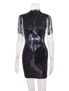 Détail d'une mini-robe noire à paillettes avec découpes à la taille et franges élégantes