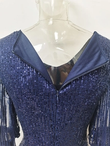 Détails du dos d'une robe à paillettes bleu marine avec décolleté en V et fermeture éclair invisible