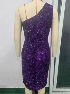 Détail du dos d'une robe à paillettes violette avec fermeture éclair invisible