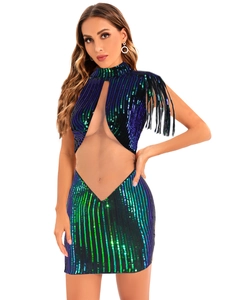 Détail des franges à paillettes colorées et découpes sur une robe de soirée sexy chic