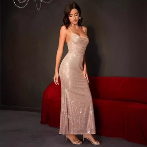 Robe de soirée à paillettes or champagne avec fines bretelles et coupe ajustée élégante