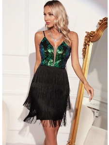 Dettaglio di ricami in paillettes e frange su un abito da cocktail sexy con scollo a V