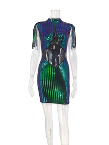 Détail d'une robe de soirée à paillettes avec manches à franges et découpe à la taille