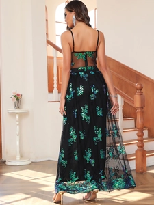 Detail der blaugrünen Pailletten und des schwarzen Netzrückens am Abendkleid