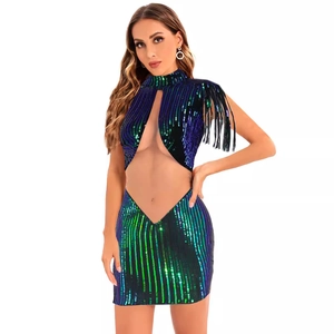 Robe moulante à paillettes dégradées avec épaule à franges et découpes à la taille