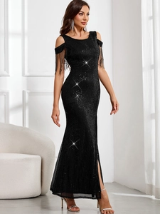 Robe de soirée noire à paillettes avec détails de franges et fente haute sur le côté
