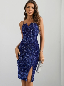 Détail de la robe à paillettes bleu marine avec coupe ajustée et fente latérale haute