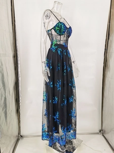 Detail der Paillettenstickerei und des transparenten Netzkorsetts am schwarzen Abendkleid
