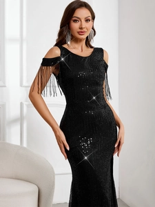 Détails des paillettes noires scintillantes et franges sur la robe de soirée épaules nues