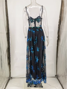 Detail der blauen Paillettenmuster auf schwarzem Netz-Abendkleid mit Spitze am Saum