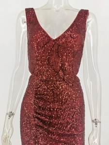 Détails macro d'une robe de soirée bordeaux avec paillettes et décolleté en V