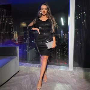 Robe de soirée courte à paillettes noires avec col en V et manches à franges pour femmes
