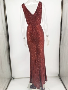Vue arrière détaillée de la robe de soirée sexy à paillettes bordeaux avec coupe sirène