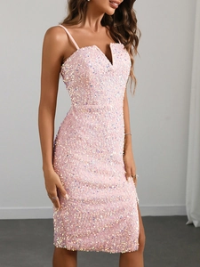 Détail de robe de soirée rose à paillettes avec col en V et fente latérale haute