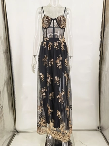 Detailansicht der goldenen Paillettenstickerei und des transparenten Netzes am Abendkleid