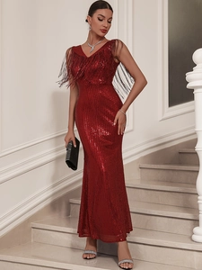 Robe longue rouge à paillettes et franges avec col en V pour soirée élégante