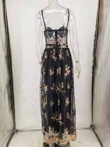 Detailansicht der goldenen Blumen-Paillettenstickerei auf schwarzem Abendkleid