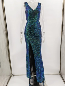 Détails des paillettes sur une robe de soirée bleu paon avec col en V et fente haute